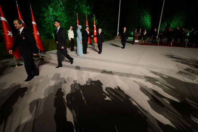 Resepsiyona CHP'den yalnız Sinan Aygün katılırken; BDP'den de Sırrı Sakık ile Esat Canan katıldı.