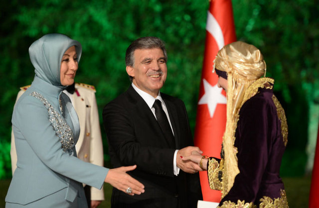 Cumhurbaşkanı Gül ile eşi, konuklarıyla tek tek tokalaştı.