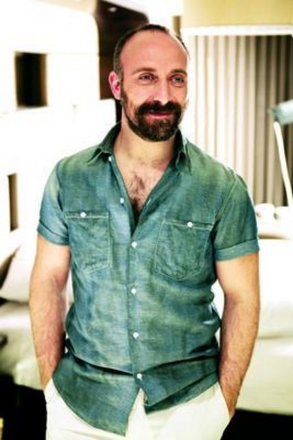 Ergenç'in babası Mehmet Sait Ergenç de kuşağının tanınmış bebteci ve oyuncularından biriydi.