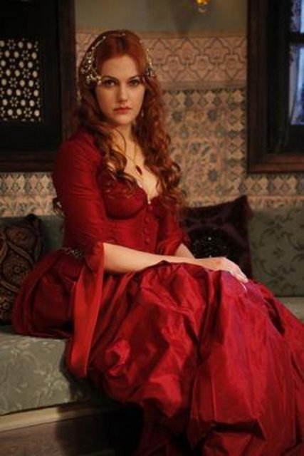 Muhteşem Yüzyıl'daki Hürrem rolüyle ün kazanan Meryem Uzerli'nin babasının tarafı kuşaklardır İstanbul'un Fatih semtinde yaşıyor.