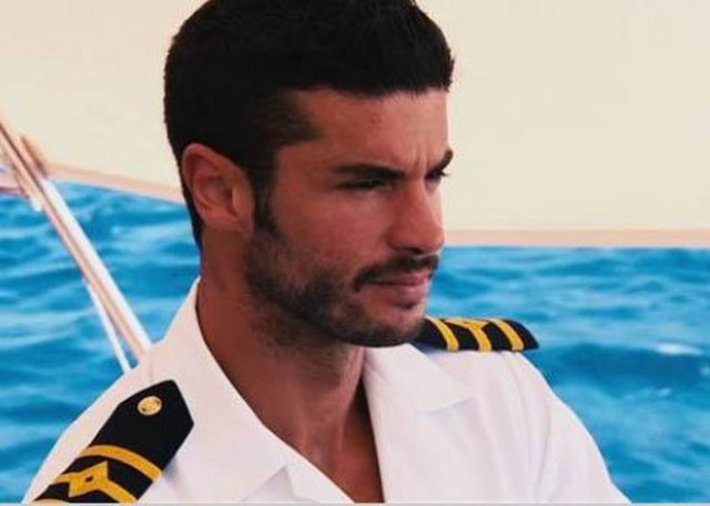 Genç oyuncu 1981 doğumlu.