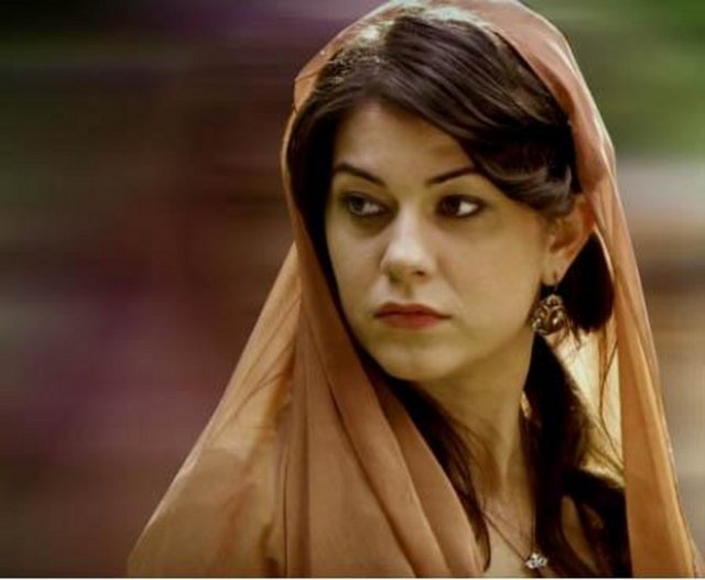 Lisede tıp eğitimi aldı ama dedesinin izinden gidip oyuncu oldu.