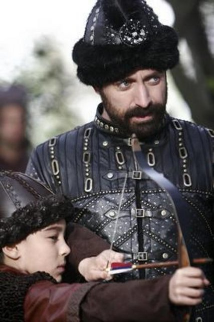 Aynı dizide Kanuni Sultan Süleyman'ı canlandıran Halit Ergenç İstanbullu.