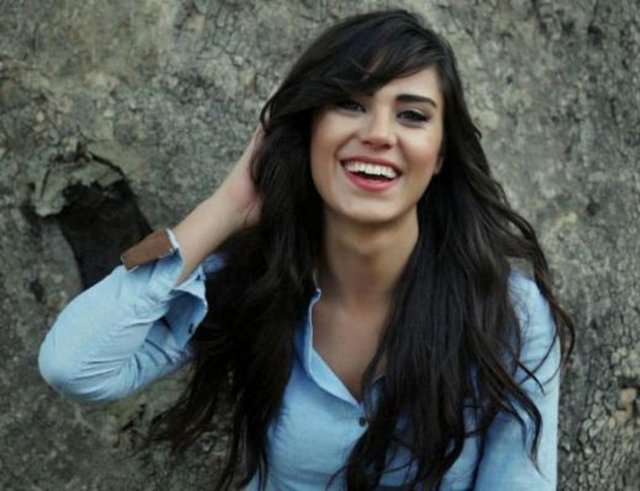 Genç oyuncu Şükran Ovalı, İzmir doğumlu.  -  -  -