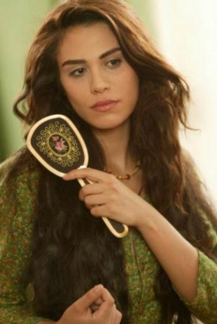 O da bütün İzmirli ünlüler gibi güzelliğiyle dikkat çekiyor.  -  -  -  -