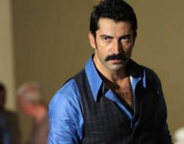 O ünlü Kenan İmirzalıoğlu'nun ta kendisi..  -  -  -  -
