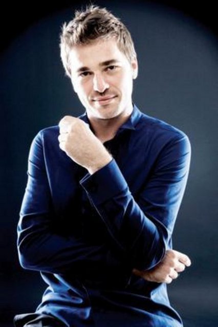 Düzyatan, İzmir doğumlu.