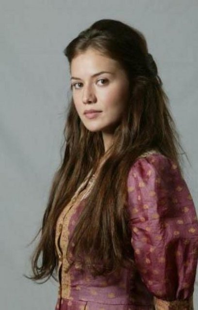 Fahriye Evcen, Almanya'da dünyaya geldi.