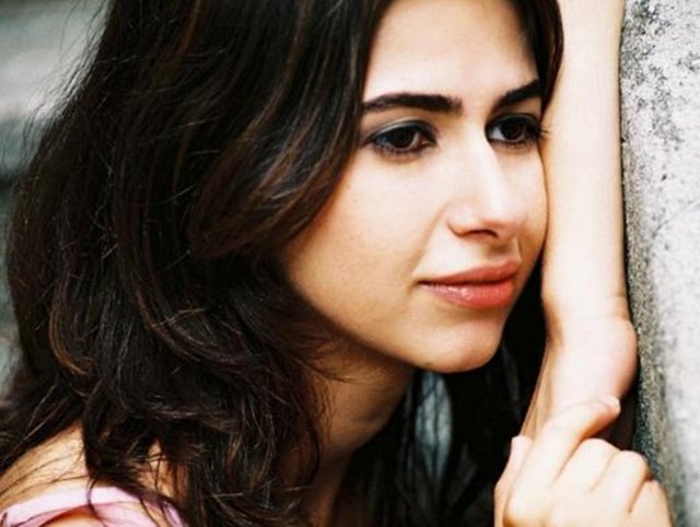 Henüz 11 yaşındayken ailesiyle birlikte Türkiye'ye geldi.  -  -