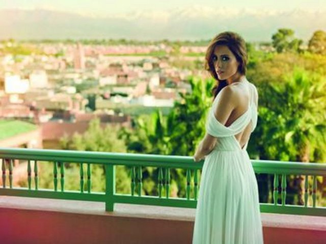 Cansu Dere, Türkiye'nin en çok ünlü yetiştien kenti olan İzmir'den.  -  -