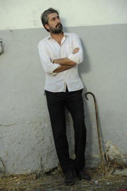 Ama çocukluğunu İstanbul'un Üsküdar semtinde geçirdi.