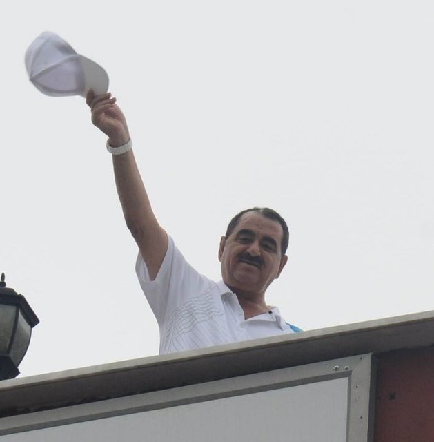 Şanlıurfalı olması ile bilinen İbrahim Tatlıses'in aslında Urfalı olmadığı ortaya çıktı. İbrahim Tatlıses'in kardeşi Hüseyin Tatlı, büyükbabalarının Irak'tan Urfa'ya geldiğini söyledi.