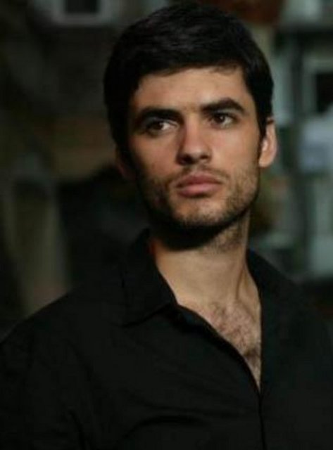 Genç aktör Arnavutluk'ta doğdu. Ailesi hala orada yaşıyor.  -