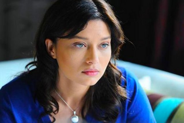 Ortaokul ve liseyi İzmir'de okudu.  -  -