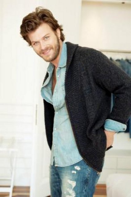 Babası Erdem Bey bir röportajında aile olarak Adana'da 100 yılı aşkın bir geçmişleri olduğunu söylemişti. Babasının anlattığına göre dede Tatlıtuğ, Adana'nın önde gelen pastane sahiplerinden biriydi.  -  -