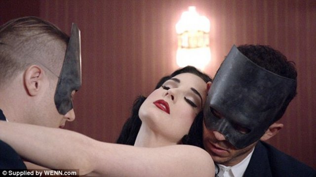 Geçtiğimiz aylarda yaş sınırına takılan ve görüntüleri yüzünden tepki toplayan bir başka klip... -  -   -  -