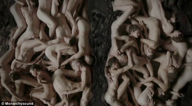 Video klipte sergilediği performans ile dikkat çeken 40 yaşındaki Teese, yine çarpıcı kostümüyle adeta görsel bir şölen sunuyor.