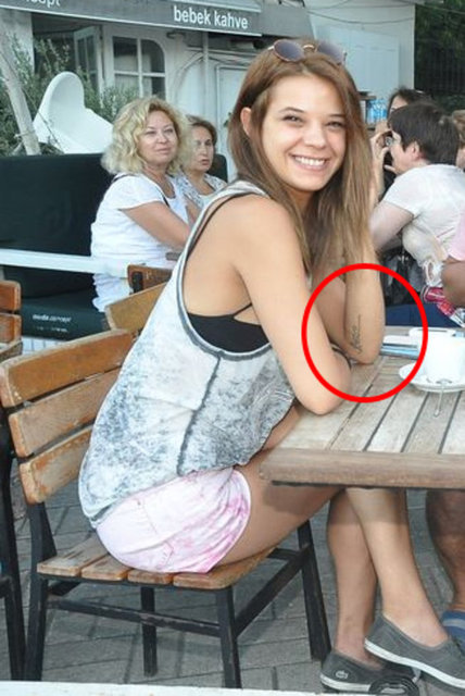 Kolundaki ilginç dövmesiyle dikkat çeken Seyven gazetecilere poz vermeyi de ihmal etmemişti.