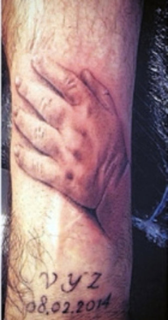 Demirel, eşi Zeynep'in baş harfinin de yer aldığı bir dövme yaptırmıştı.