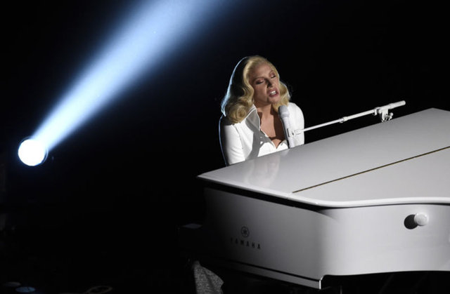 GAZETE HABERTÜRKOscar ödülleri töreninde, cinsel tacize dikkat çekmek için sahneye taciz mağdurlarıyla çıkan 29 yaşındaki şarkıcı Lady Gaga, "Til It Happens To You (Senin başına gelinceye kadar)" adlı şarkıyı seslendirmişti