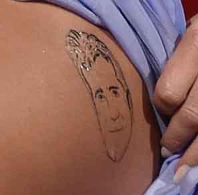 The Britian's Got Talent yarışmasının jüri üyelerinden Amanda Holden, patronu Simon Cowell'ın yüzünü dövme şeklinde baldırına nakşettirmişti. 44 yaşındaki Holden eteğini yukarı sıyırıp bu dövmeyi herkese göstermişti.