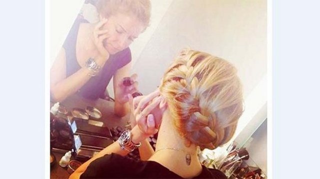 Esmersoy, daha önce de ensesine kurukafa dövmesi yaptırmıştı.