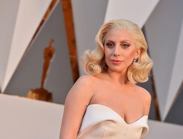 Stanford Üniversitesi öğrencisi dövme sanatçısı Jackie Lin tarafından tasarlanan dövmeye, "Alev içindeki gül" dendi.