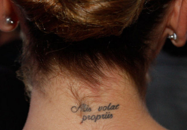 Hadise'nin Latince "kendi kanatlarıyla uçan kız" anlamına gelen dövmesi...