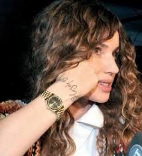 Gülşen sağ bileğine "Herşey Aşktan" yazdırarak her şeyin ilahi aşktan geldiğini düşünüyor.