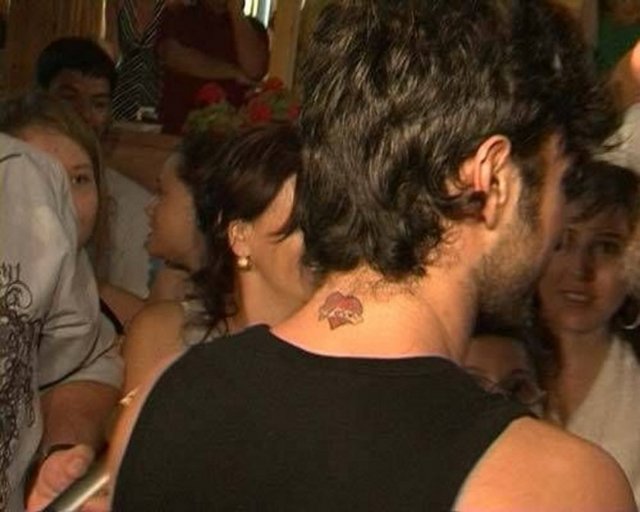 Mega star Tarkan'ın kalp üzerine beyaz şeritle AŞK dövmesi...