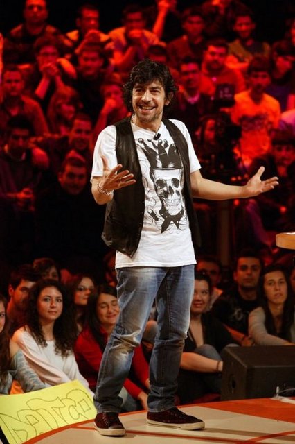 Okan Bayülgen, kendisinin yazdığı ve yönettiği 'Harem Kabare' adlı müzikalde başından dört evlilik geçen, beşinci evliliğine hazırlanan bir adamı oynayacak.