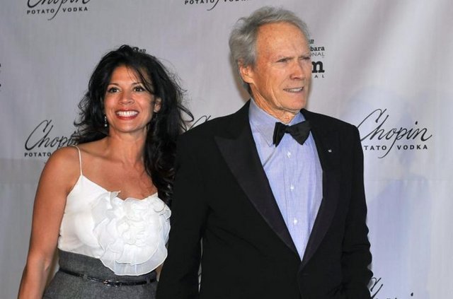 83 yaşındaki Clint - Eastwood, 17 yıllık eşi Dina'yla evliliğini ani bir kararla bitirdi.