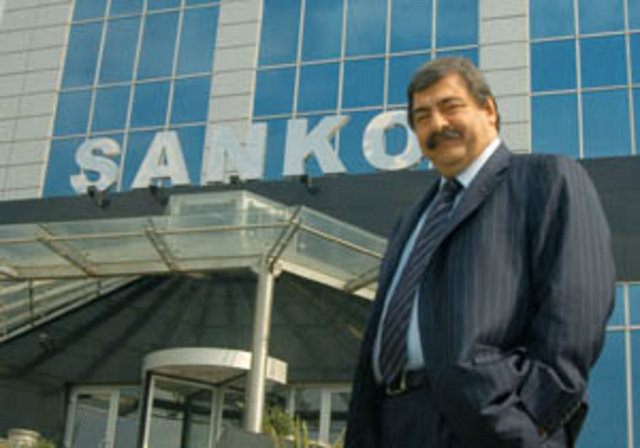 1996 yılında grup bünyesinde bulunan şirketleri Sanko Holding çatısı altında toplamıştır.