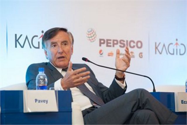 Eczacıbaşı, dördü yabancı ortaklı olmak üzere toplam 41 kuruluşu, 11.730 çalışanı ve 2012 sonu itibariyle 2,6 milyar Avro cirosu ile Türkiye'nin önde gelen sanayi toplulukları arasında yer alıyor.