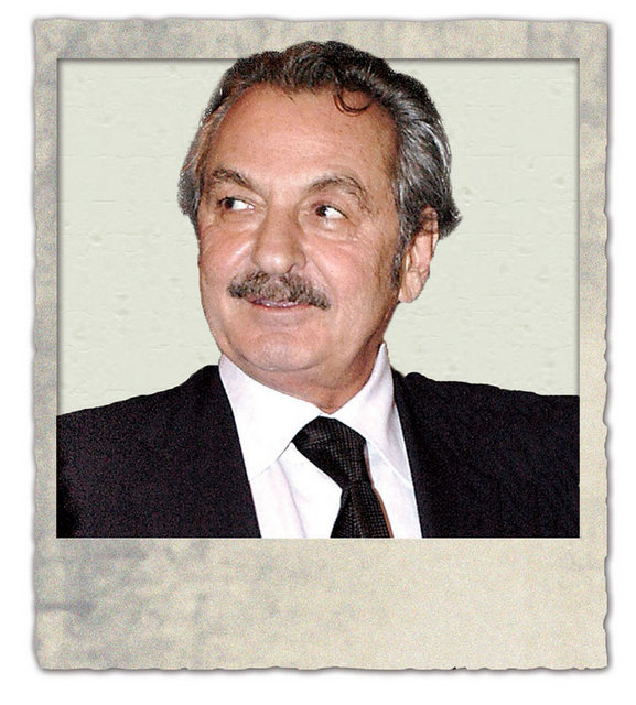 1943 yılında İstanbul'a gelerek, Sultanhamam'da iplik ve kumaş ticaretine başlıyan Raif Dinçkök, 1952 yılında Akkök holdingi kurdu.