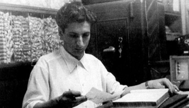 Yıldız Holding'in tarihi, 1944 yılında, Ülker markasını taşıyan ilk pötibör bisküvinin imalatıyla başladı.