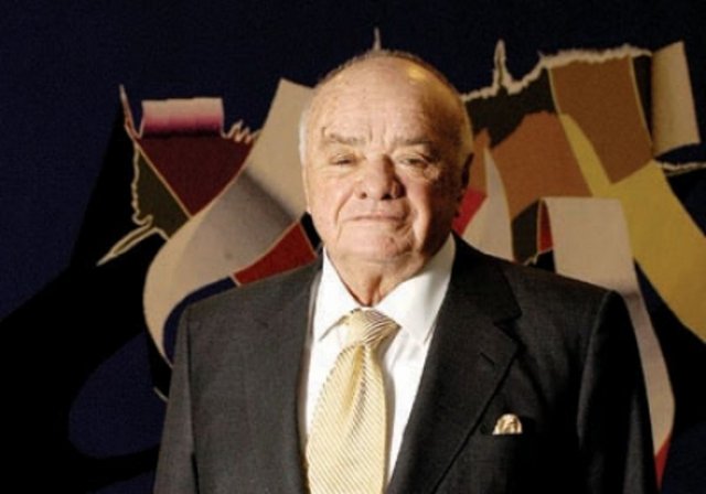 1960'larda, ENKA ilk yatırımlarını, Pimaş Plastik ve Altaş Çelik El Aletleri fabrikalarının kuruluşu ile iki imalat sanayine yapmıştır.