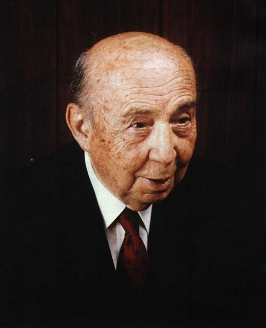 Ulaşılması hedeflenen hızlı büyüme ve gelişmeyi, daha uygun bir örgütleme ve daha kurumsal bir yapı altında gerçekleştirebilmek amacıyla 1963'te Koç Holding A.Ş. kurulur.