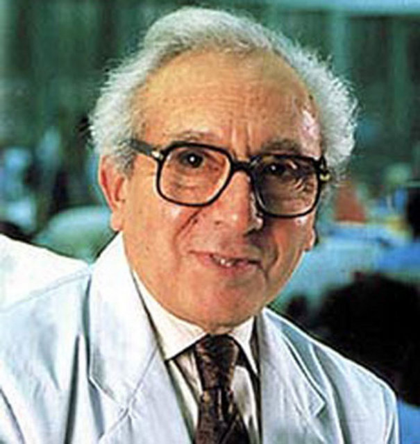 iş hayatına Mahmutpaşa'da çırak olarak başlayan Vitali Hakko, daha sonra Kupidis mağazasına tezgahtar olarak geçti.