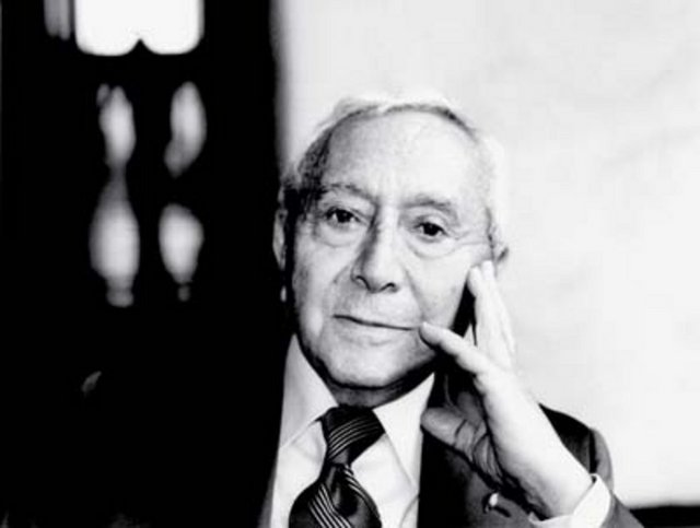 1934 yılında şapka devriminin ilk günlerinde Hakko, kendine ait ilk mağaza olan Şen Şapka'yı 1934 yılında Sultanhamam'da açtı.