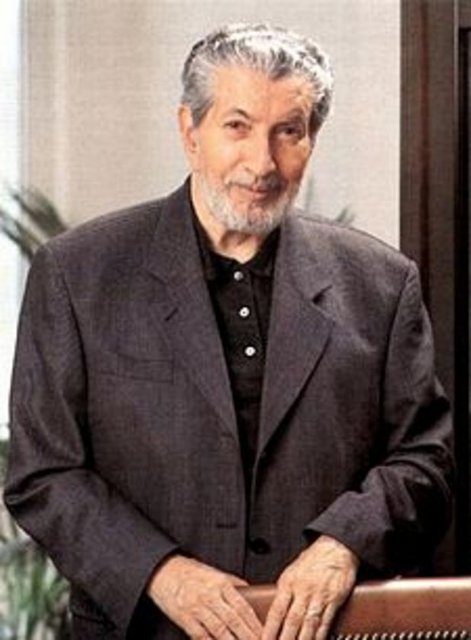 Yıldız Holding Sabri Ülker'in önce bisküvi, ardından çikolata ürünlerine verdiği ve büyüttüğü 'Ülker' markası ile bilinen işinin sağlam kökleri üzerinde yükseldi.