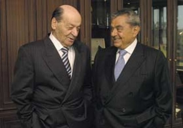 Anadolu Grubu'nun kurucuları İzzet Özilhan ve Kamil Yazıcı 1949 yılında tanıştı. İzzet Özilhan, İstanbul Tarlabaşı'nda küçük bir bakkal dükkanı sahibiyken, Kamil Yazıcı, askerlik görevi için İstanbul'a gelmişti.