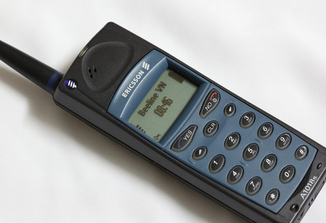 Efsane telefon Ericsson A1018'in fiyatını grünce ise düşüp bayılabilirsiniz. Çünkü lakabı "takoz" olan bu telefonun fiyatı sahibinden tam 50 bin TL. Dünyanın en pahalı takozu diyebiliriz.