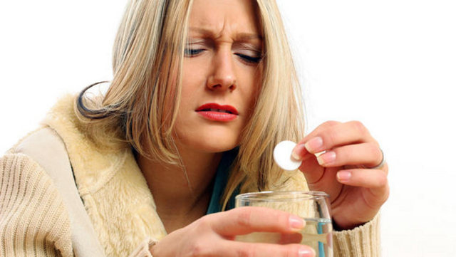 Varsa kişiye hemen aspirin çiğnetilmelidir.