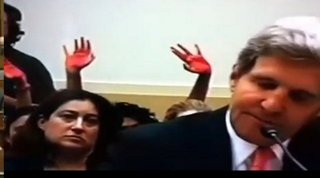 Kerry'nin konuşması sırasında bir grup protesto gösterisinde bulundu.