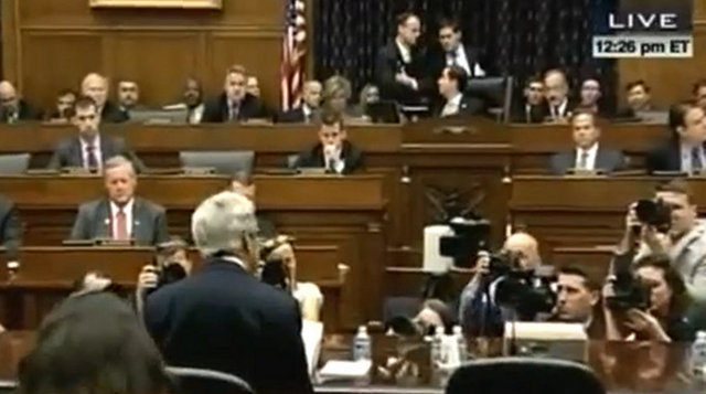 Protesto, Kerry'nin konuşması boyunca devam etti.