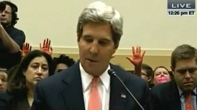 Kerry, konuşmasını protestolara aldırmadan sürdürdü.