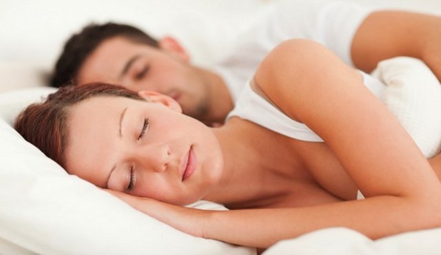 Bu dönemde beyinde enerji en aktif seviyesinde gözlenir, beyin dalgaları testere dişi şeklini alır, kalp hızlanır, penis ereksiyona geçer, kan basıncı yükselir, kaslar felç olur.