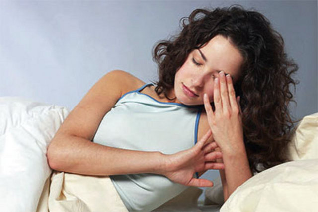 Kişi uykuya alkolün etkisiyle dalsa da kaliteli bir dinlenme süreci geçiremediği için sabah yorgun halde ve baş ağrısı ile uyanır.