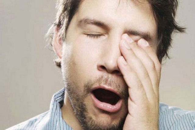 Alkol, uyku yapısında kısa süreli uyanıklıklara neden olduğu için kaliteli bir uyku sağlayıcı değildir.